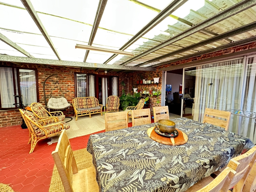 6 Bedroom Property for Sale in Heiderand Western Cape